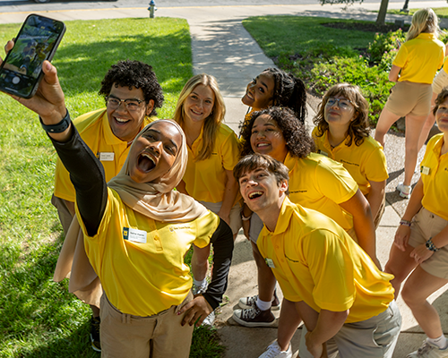 Summer Welcome Leaders taking a selfie.