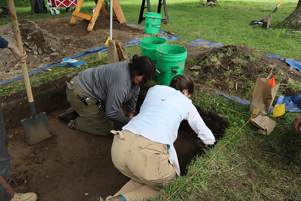 Students pulling dirt samples and working in the excavation units at the Bothwell Lodge State Historic Site. 